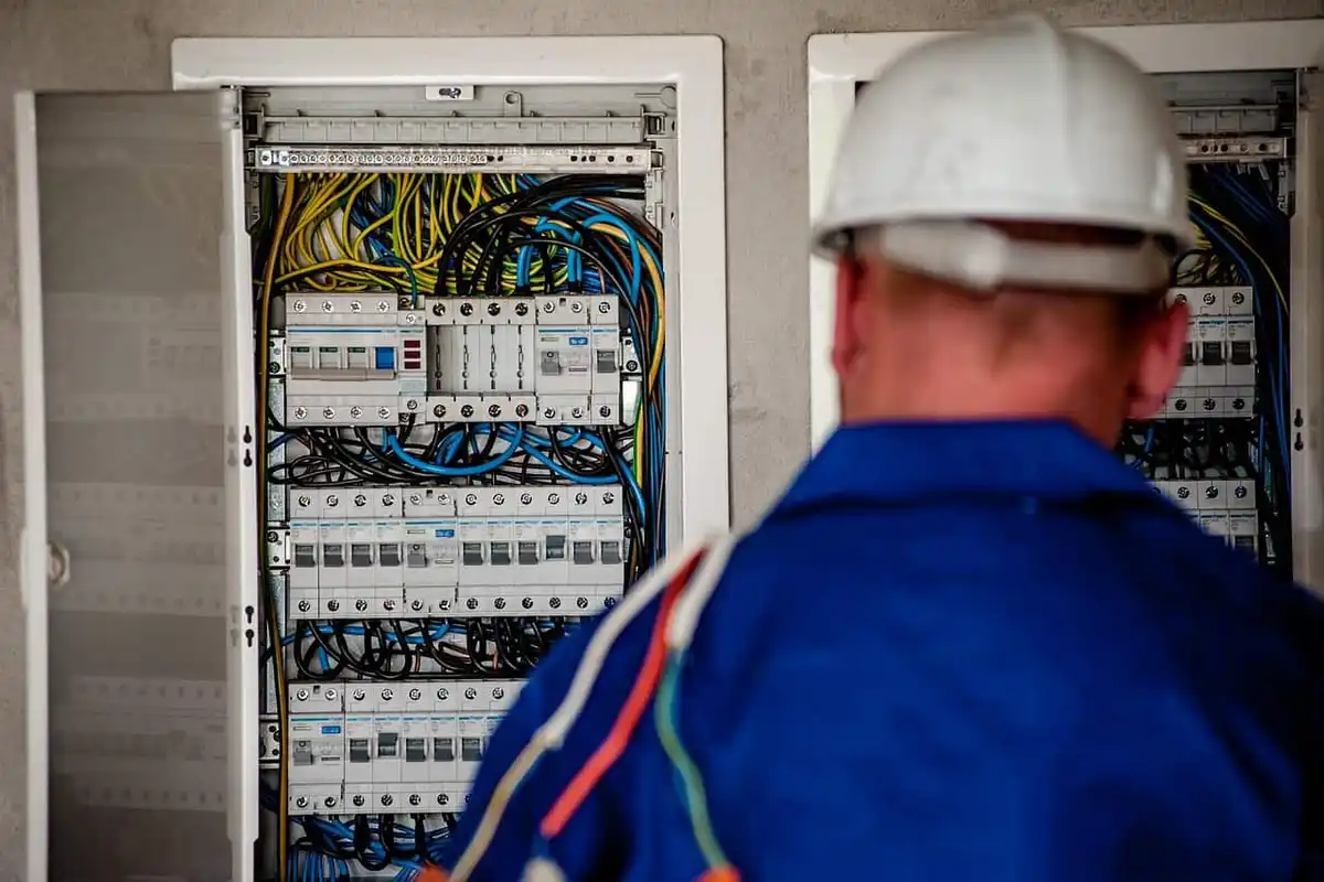 Electricien qui travaille