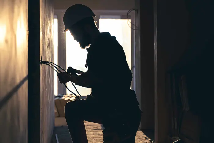 Électricien professionnel au travail
